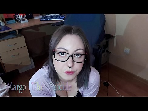 ❤️ Sexy dievča s okuliarmi hlboko fajčí vibrátor na kameru Porno na nás