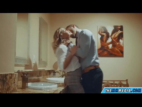 ❤️ Keď vás prsnatá blondínka zvádza na verejných toaletách Porno na nás